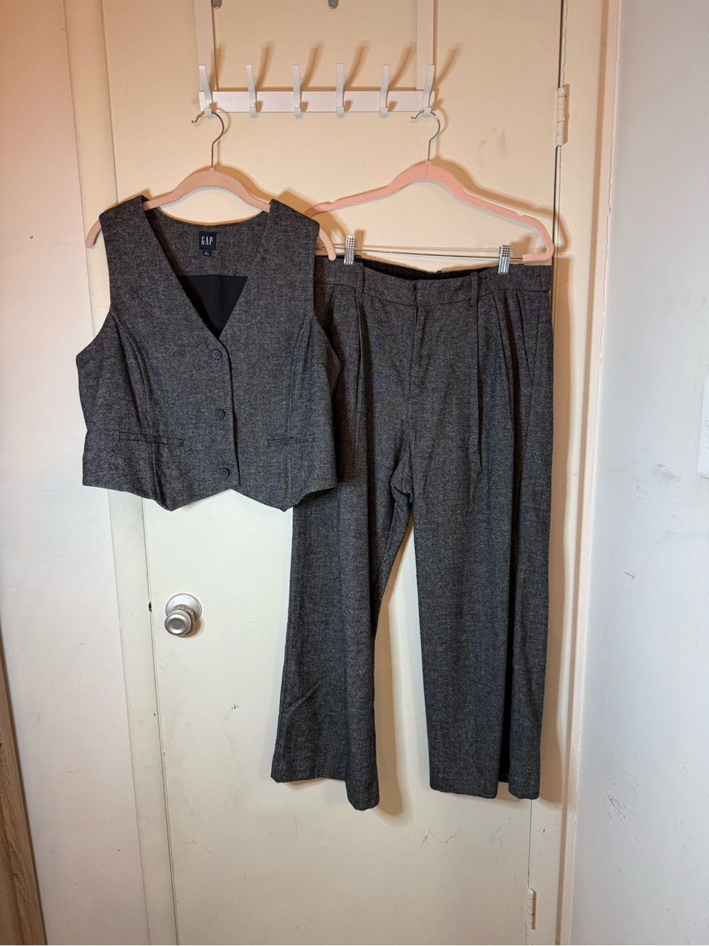 GAP Women's Dark Gray Wide-Leg Pleated Trousers - Picture 2 of 6